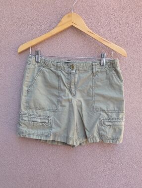 J. Crew Women's Cargo Shorts in Olive. Sizs 4. 100 % Cotton